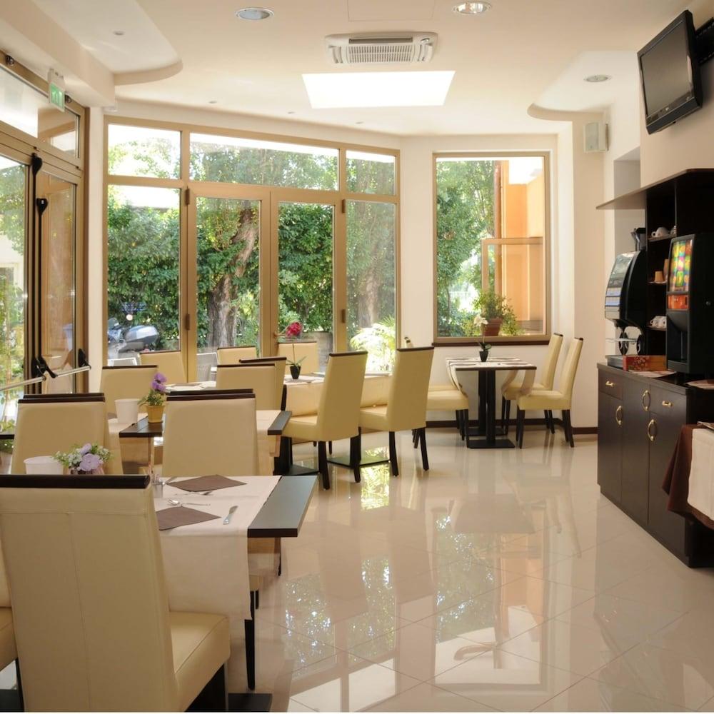 Hotel Sonia Триест Екстериор снимка