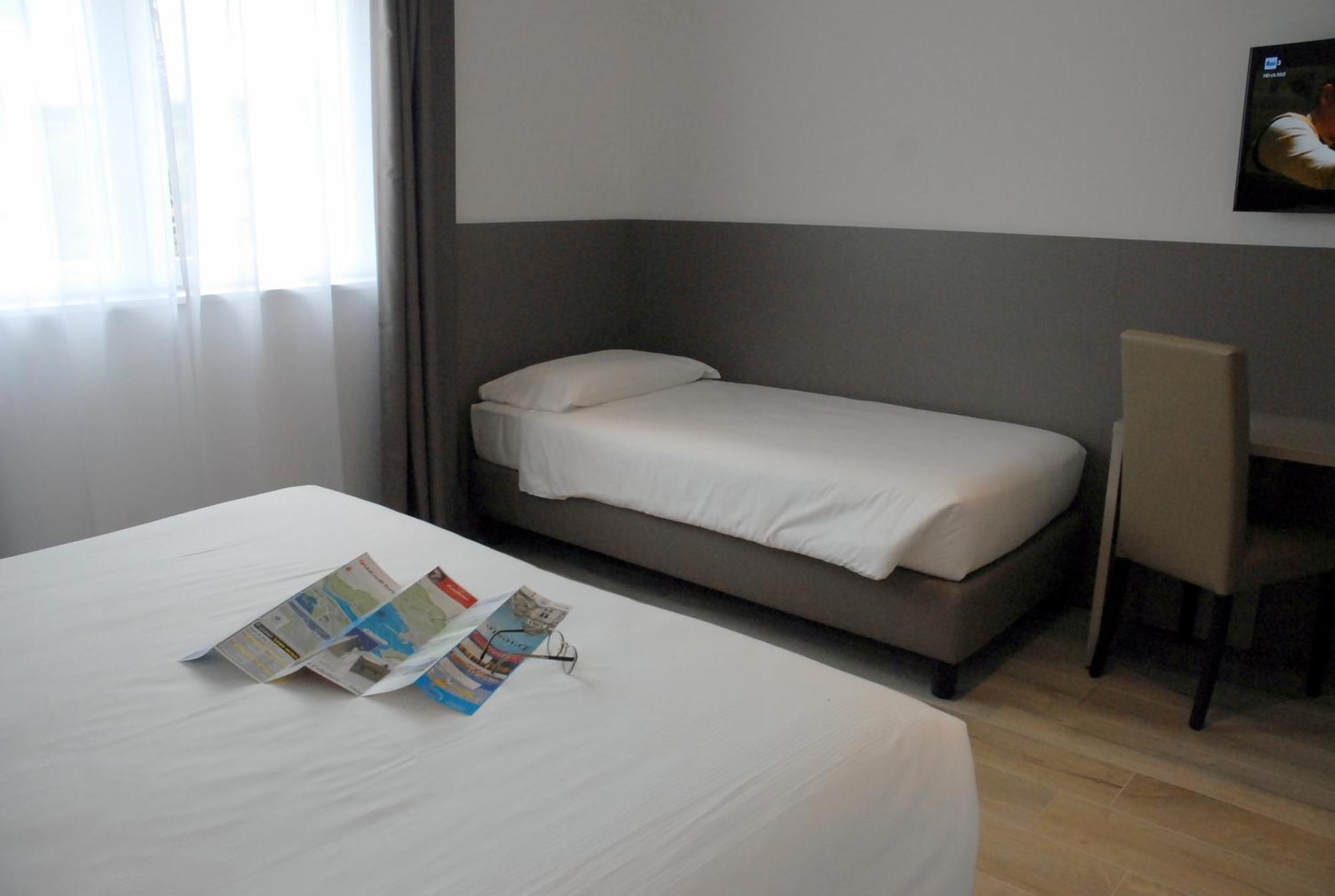 Hotel Sonia Триест Екстериор снимка