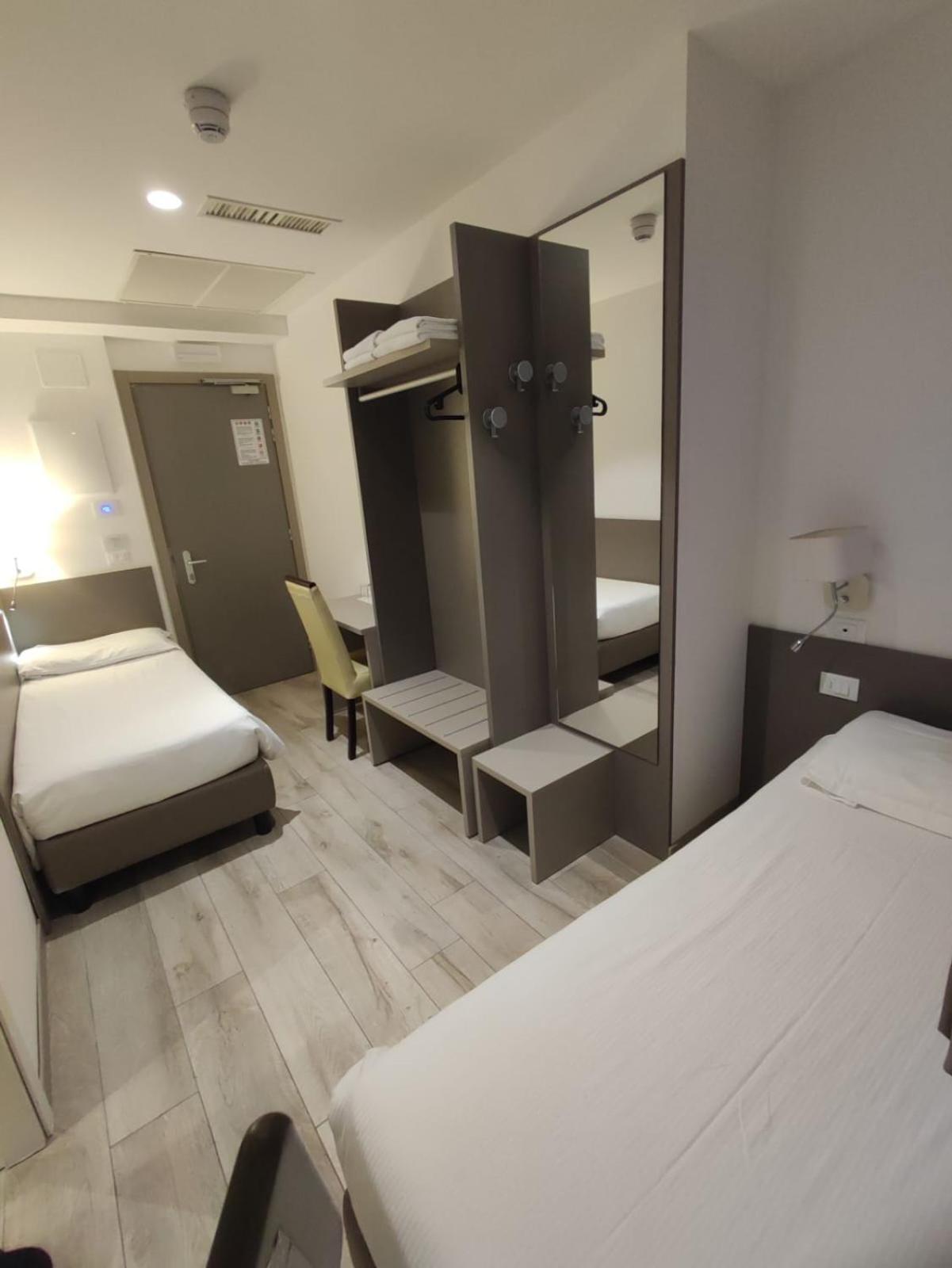 Hotel Sonia Триест Екстериор снимка
