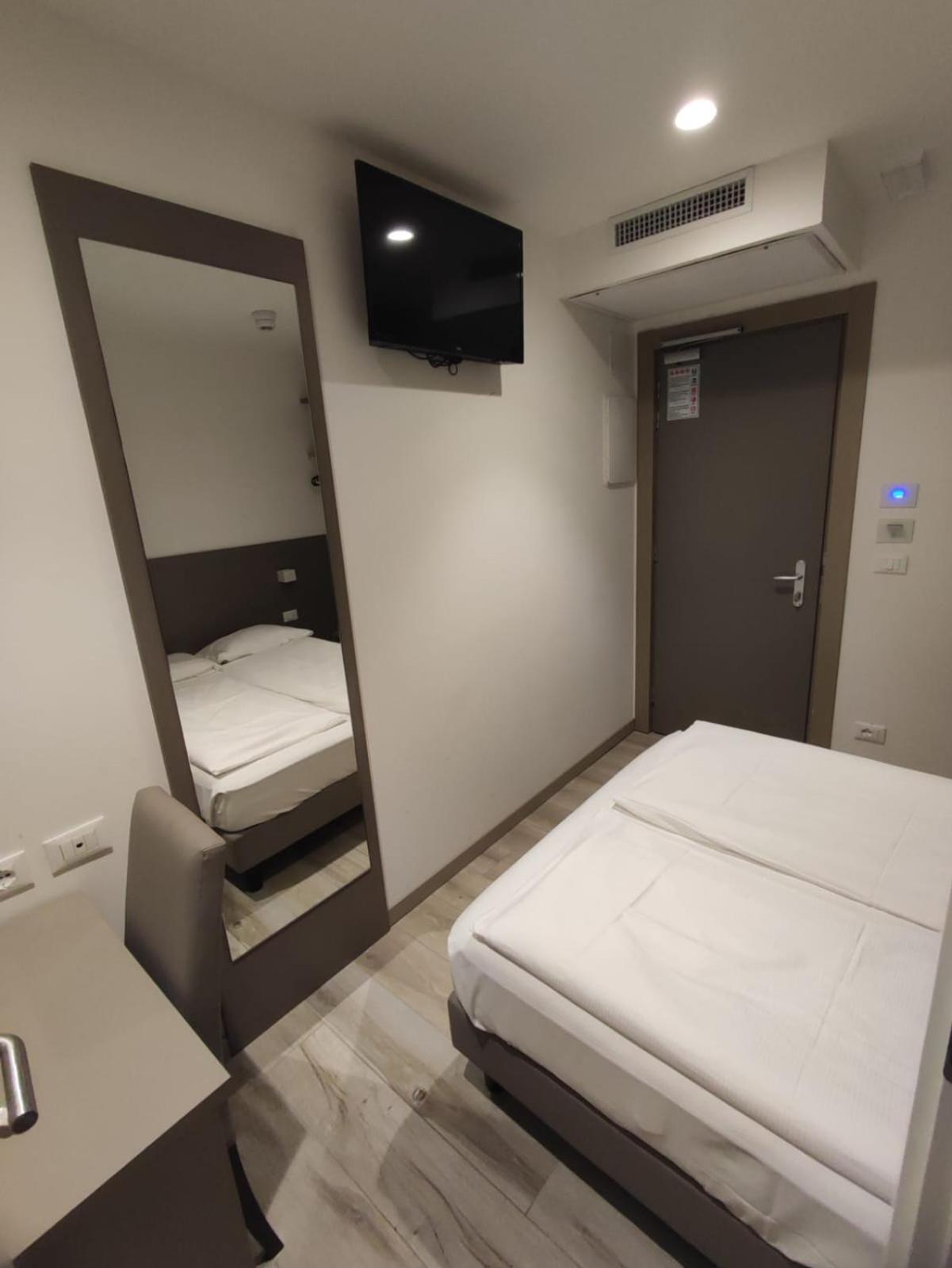 Hotel Sonia Триест Екстериор снимка