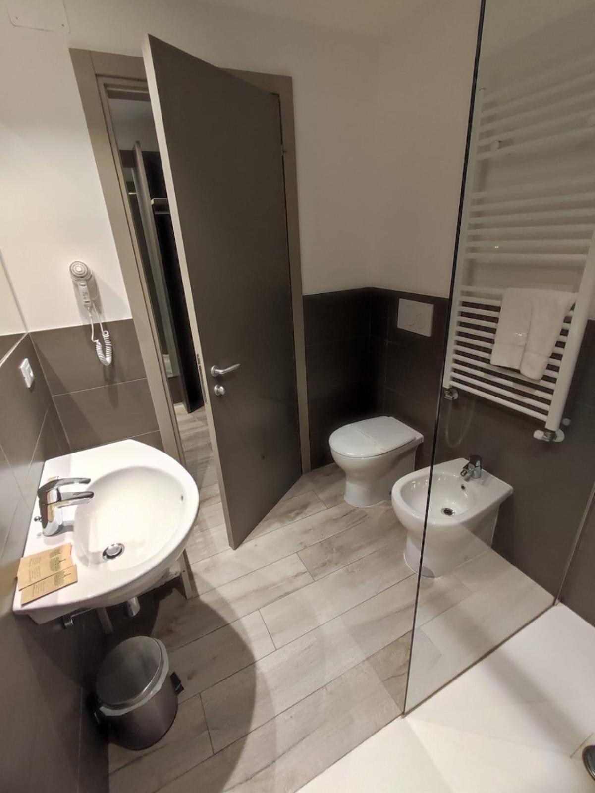 Hotel Sonia Триест Екстериор снимка