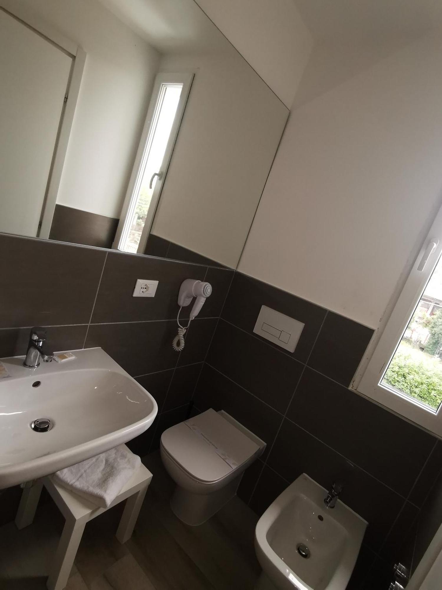 Hotel Sonia Триест Екстериор снимка
