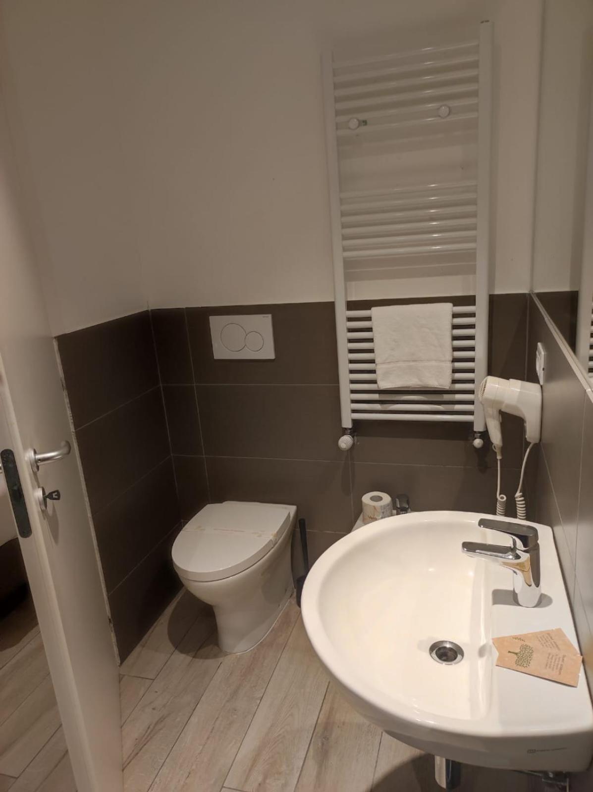 Hotel Sonia Триест Екстериор снимка