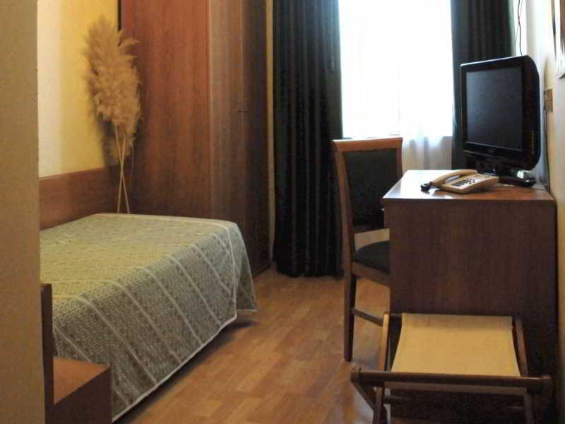 Hotel Sonia Триест Екстериор снимка