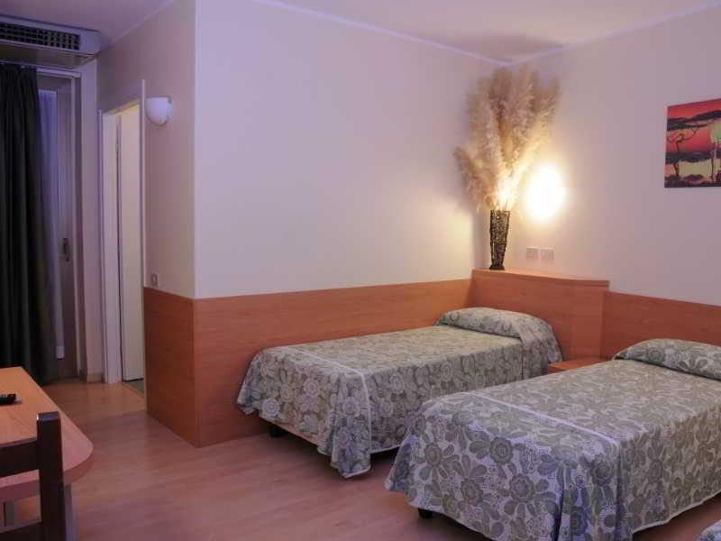 Hotel Sonia Триест Екстериор снимка