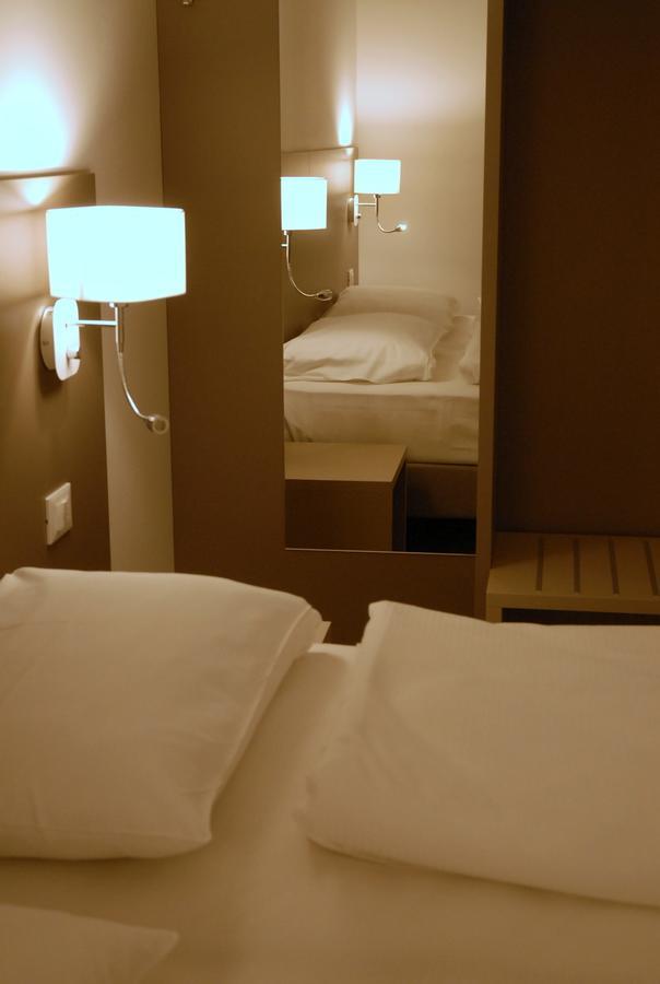 Hotel Sonia Триест Екстериор снимка