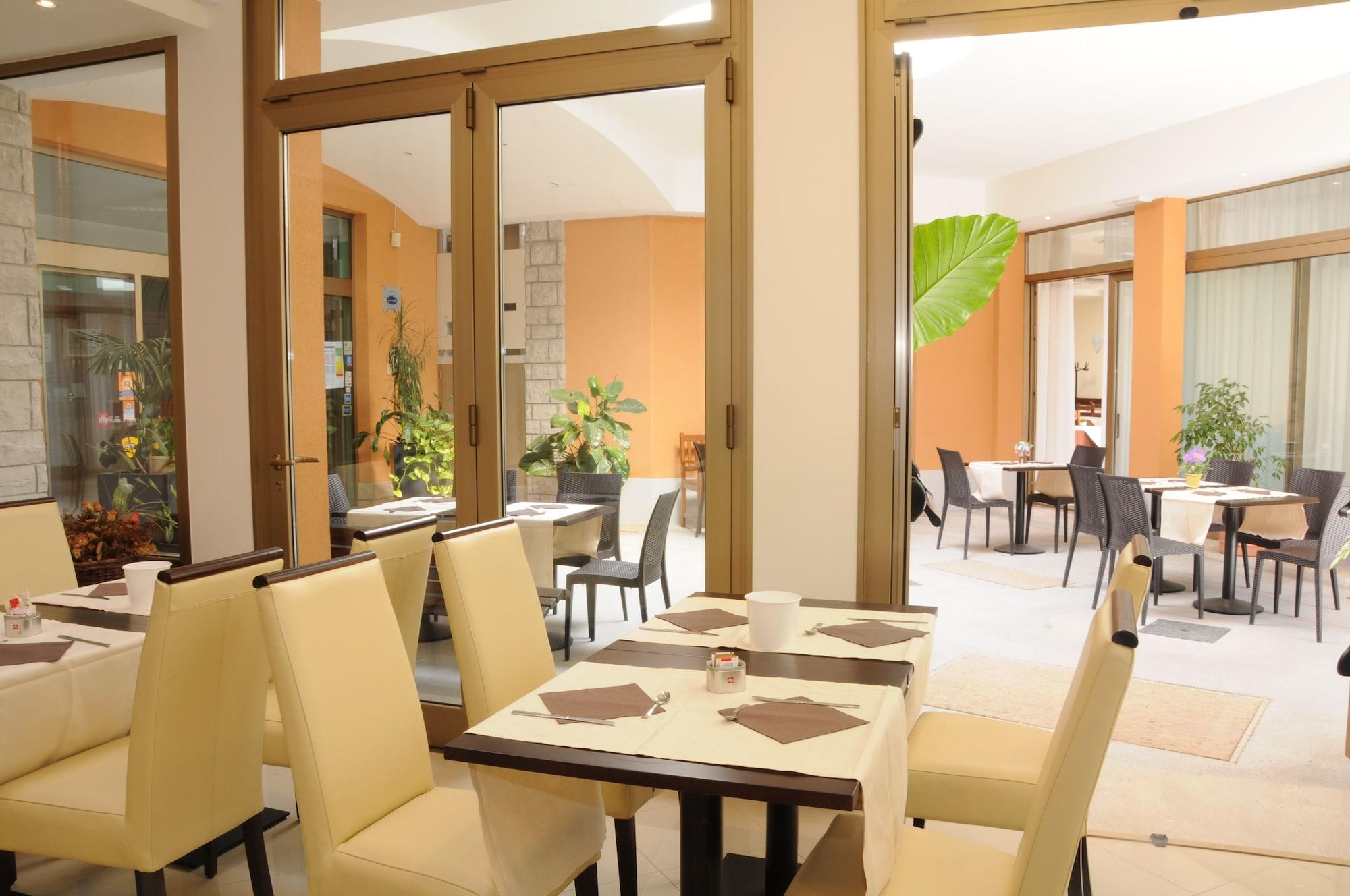 Hotel Sonia Триест Екстериор снимка
